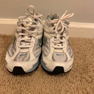 NIKE WOMENS Walkers/Trail Runners